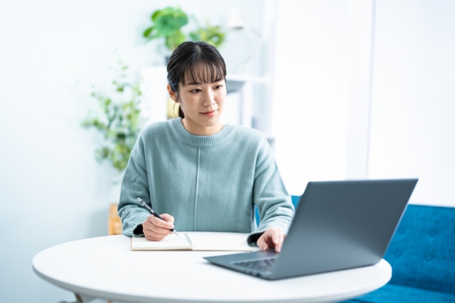 alt="副業を頑張る女性"